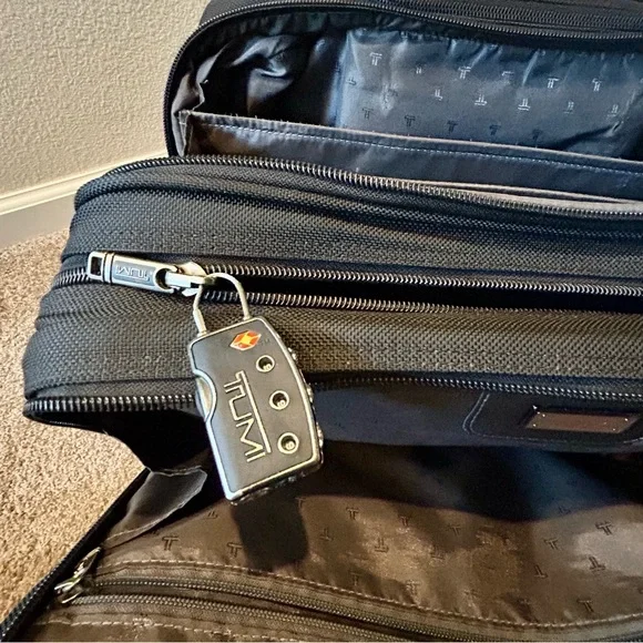 Tumi wheeled deluxe brief, Model 26104D4. - Picture 5 of 14